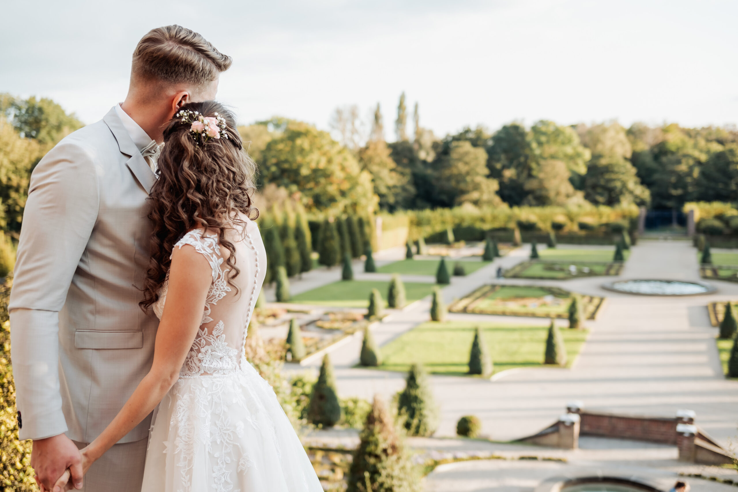 Brautpaar im Grünen bei einem entspannten Hochzeitsshooting